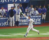 ８回ＤｅＮＡ２死、同点ソロを放つＤｅＮＡ・牧秀悟＝横浜（撮影・金田祐二）