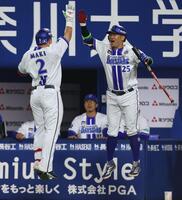 ８回、同点ソロを放った牧（２）を迎える筒香（撮影・中島達哉）