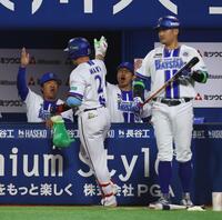 ８回、同点ソロを放った牧（２）を迎える相川監督（中央）ら（撮影・中島達哉）
