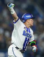 ８回、中越えソロを放ち、拳を突き上げる牧（撮影・伊藤笙子）