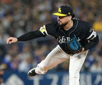 １０回から登板したオスナ（撮影・伊藤笙子）