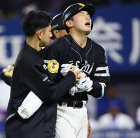 １１回、死球を受け、ベンチに下がる山本祐（撮影・中島達哉）