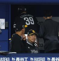 １１回、死球を受けベンチで治療を受けに下がる山本祐（奥）と心配そうな小久保監督（撮影・伊藤笙子）