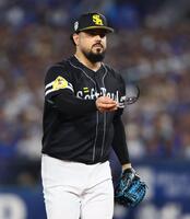 １０回、サングラスを外すソフトバンクのオスナ（撮影・中島達哉）