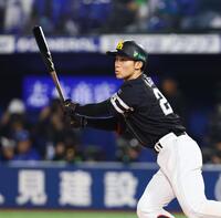 １１回、勝ち越しとなる適時二塁打を放つ庄子（撮影・中島達哉）