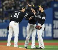 １１回に庄子（右）の適時二塁打で勝ち越し、先手を取ったソフトバンクナイン（撮影・伊藤笙子）