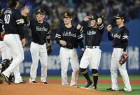 延長戦を制し、先手を取ったソフトバンクナイン（撮影・伊藤笙子）
