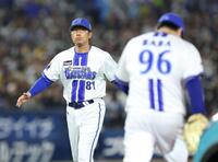 １１回、山本祐を迎え、馬場（右）を送り込んだ相川監督（撮影・伊藤笙子）