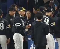 杉山からボールを受け取る小久保監督（撮影・金田祐二）