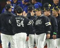 ナインを迎える小久保監督（撮影・金田祐二）