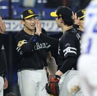 試合後、左手にアイシングをした状態でハイタッチをする山本祐（左）＝撮影・伊藤笙子