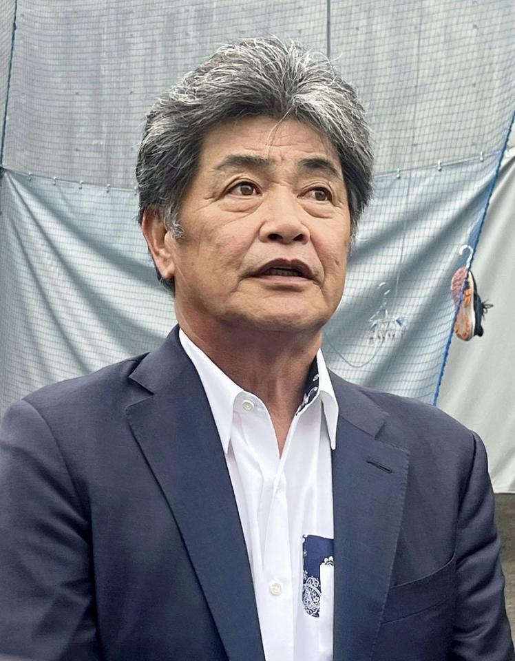　秋季練習を視察後、取材に応じる中日・工藤監督