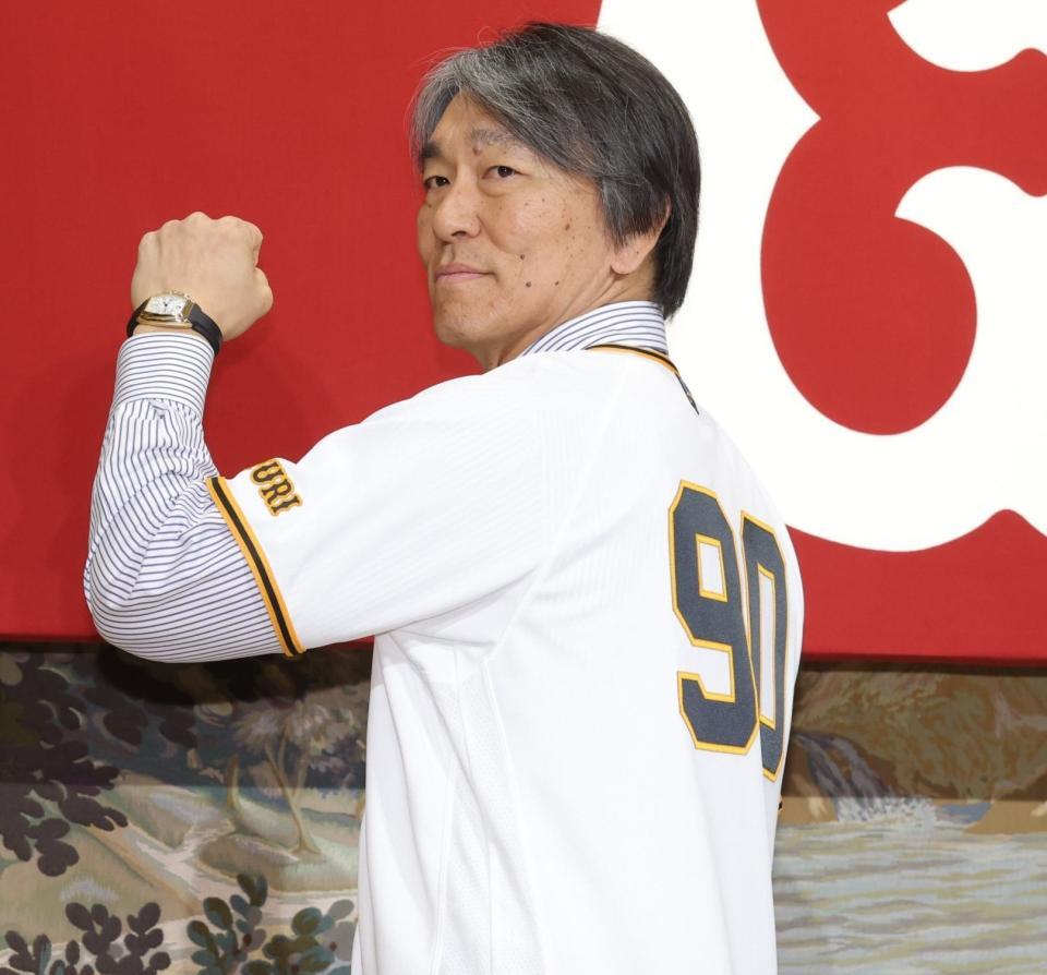 背番号「９０」を披露する松井新監督（撮影・西岡正）