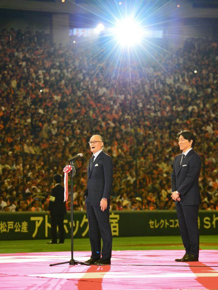 ファンの前であいさつする長嶋茂雄終身名誉監督。右は松井秀喜氏＝２０１３年