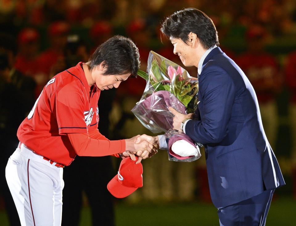 広島・前田健太（左）から花束を受け取る松井秀喜氏＝２０１３年