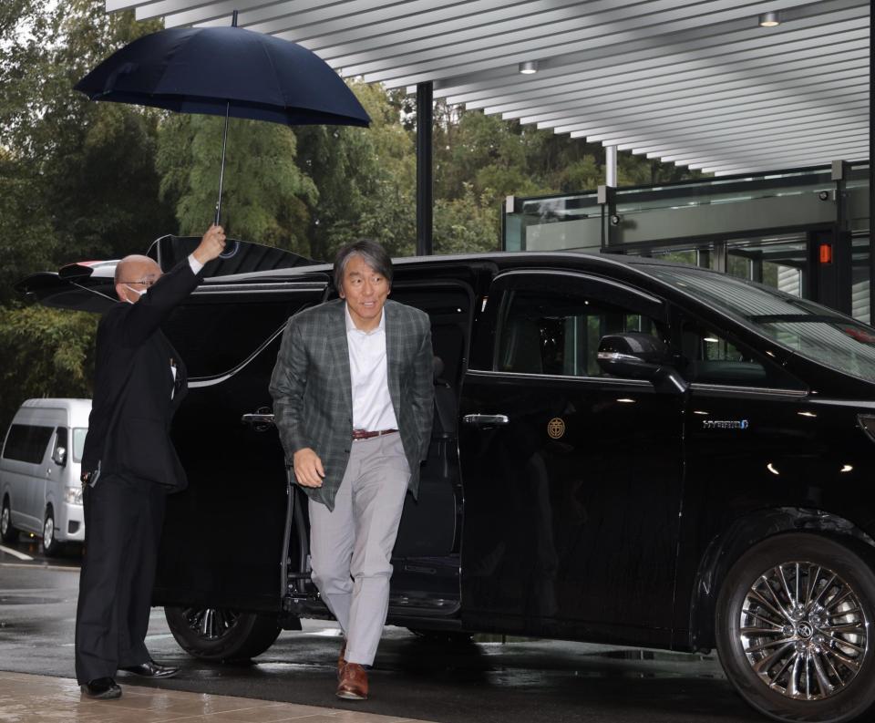雨の降る中、ジャイアンツ球場に到着した松井秀喜新監督（撮影・西岡正）