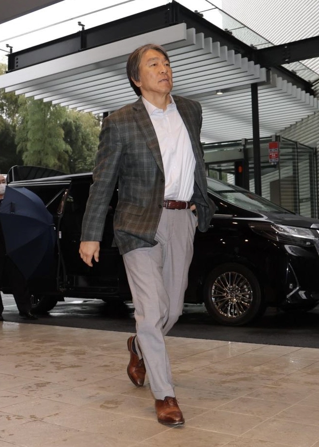 ジャイアンツ球場に到着した松井秀喜新監督（撮影・西岡正）