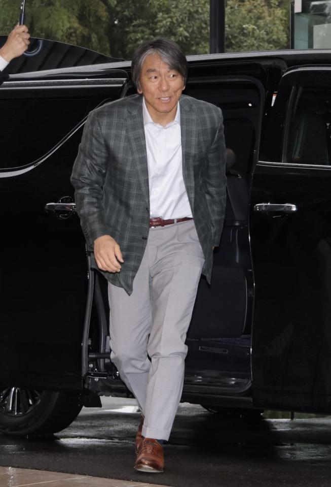 雨の降る中、ジャイアンツ球場に到着した松井秀喜新監督（撮影・西岡正）