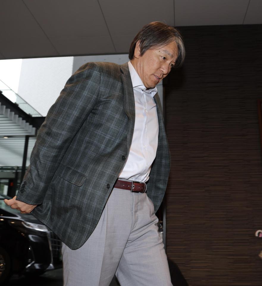 ジャイアンツ球場に到着した松井秀喜新監督（撮影・西岡正）