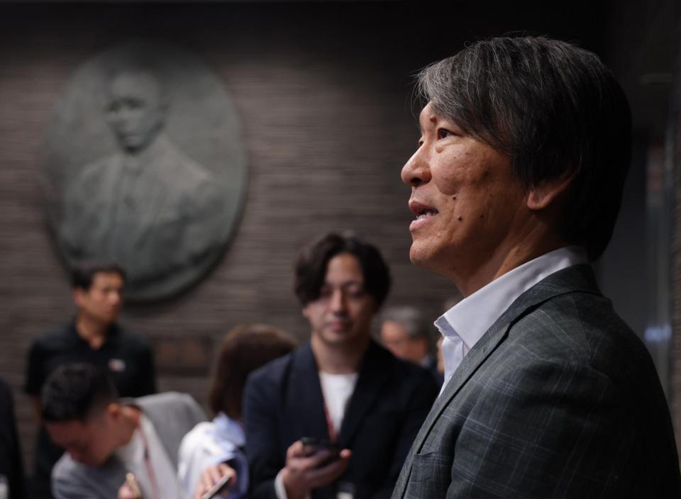 囲み会見で話す松井新監督（撮影・西岡正）