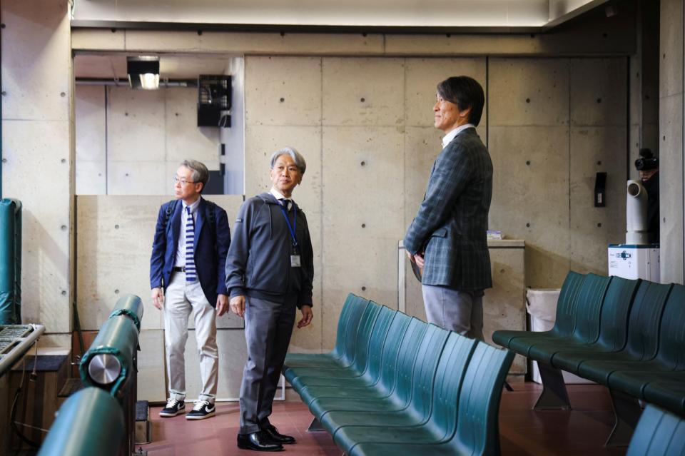 ジャイアンツタウンスタジアムのベンチからグラウンドを見る松井新監督（球団提供）