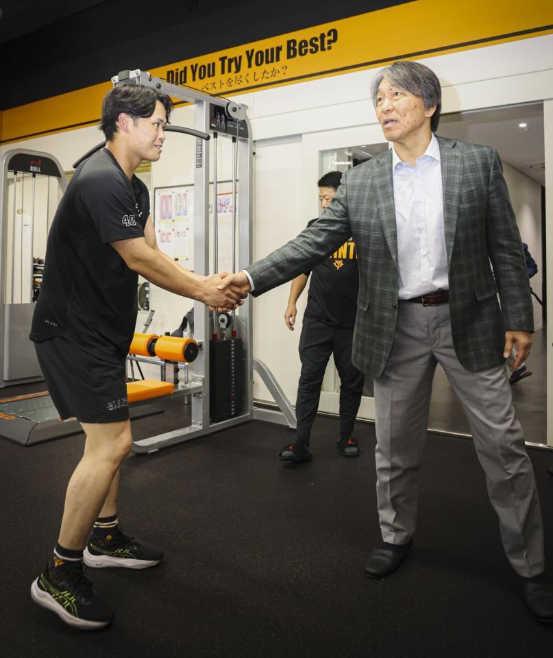 中山（左）と握手する松井新監督（球団提供）
