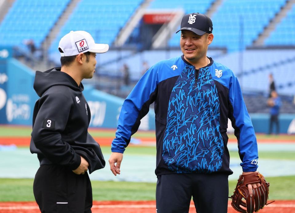 試合前、近藤（左）と談笑する筒香（撮影・中島達哉）