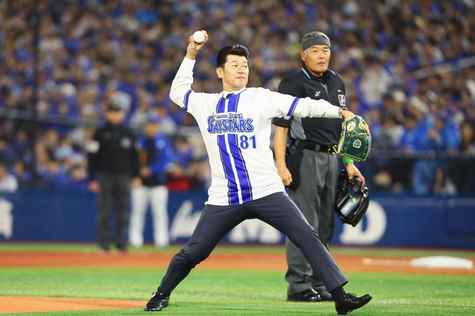 始球式を務める三浦大輔氏（撮影・中島達哉）