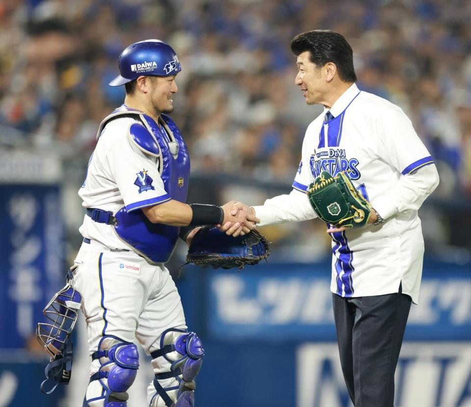 始球式を務め、戸柱（左）と握手をする三浦大輔氏（撮影・伊藤笙子）