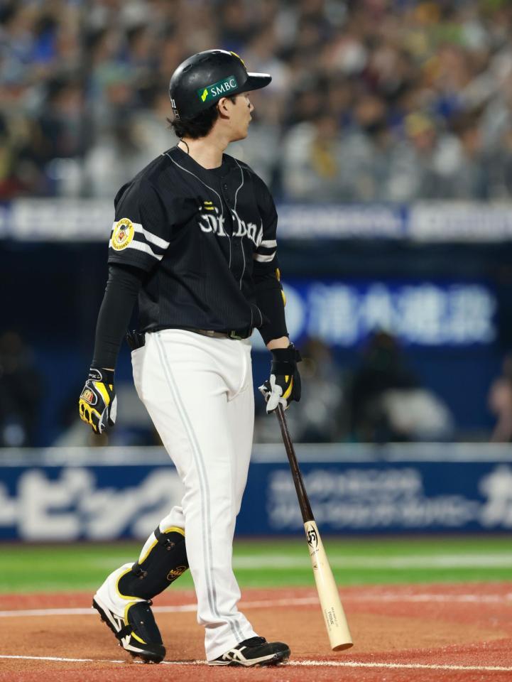 １回、初球を振り抜き、打球を見つめる正木（撮影・伊藤笙子）