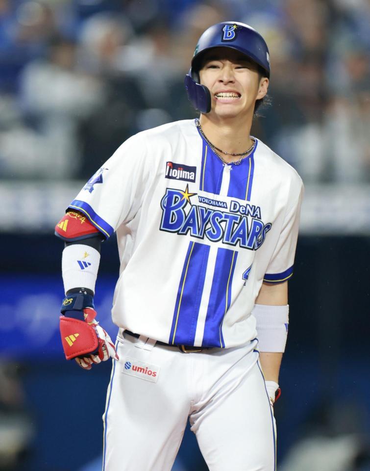 １回、初球が左太ももに当たり、痛がる度会（撮影・伊藤笙子）