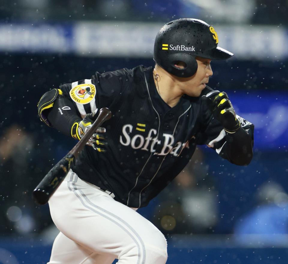 １回、三塁へ内野安打を放ち出塁する近藤（撮影・伊藤笙子）
