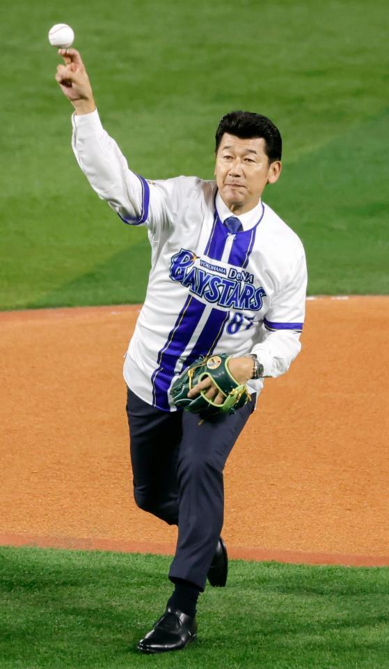 始球式を務めるＤｅＮＡ前監督の三浦大輔さん