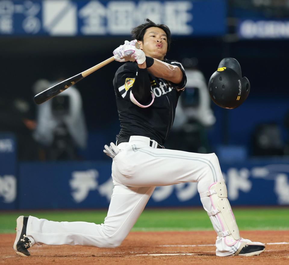 ４回、豪快なスイングを見せる柳田（撮影・伊藤笙子）