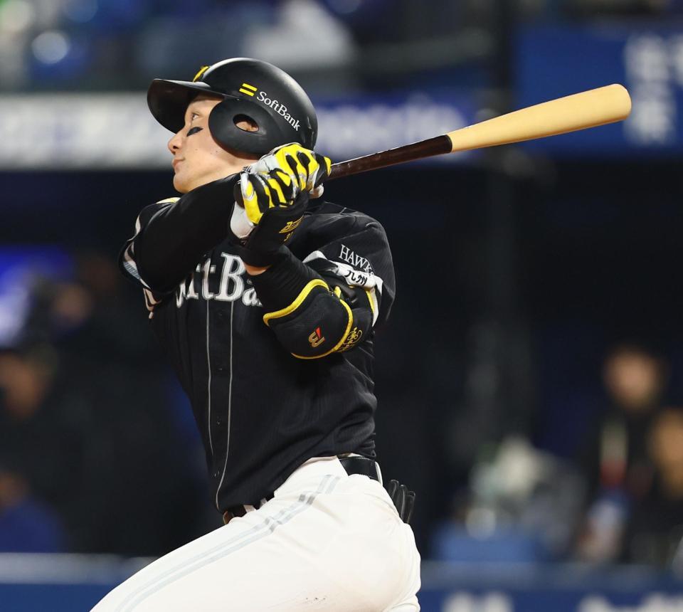 ３回、右前打を放つ正木（撮影・中島達哉）
