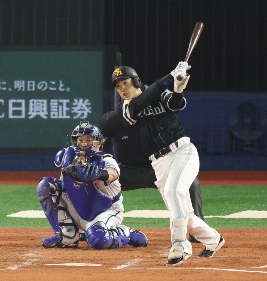 ２回、右前打を放つ山本（撮影・金田祐二）