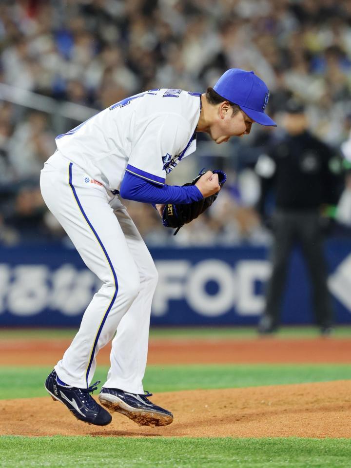 ５回、正木を空振り三振に仕留め、雄たけびを上げる石田裕