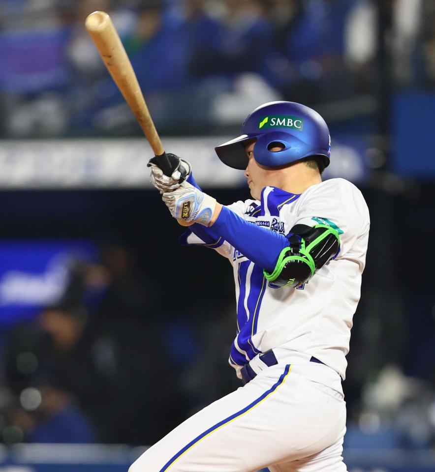 ３回、中前打を放つ石田裕（撮影・中島達哉）
