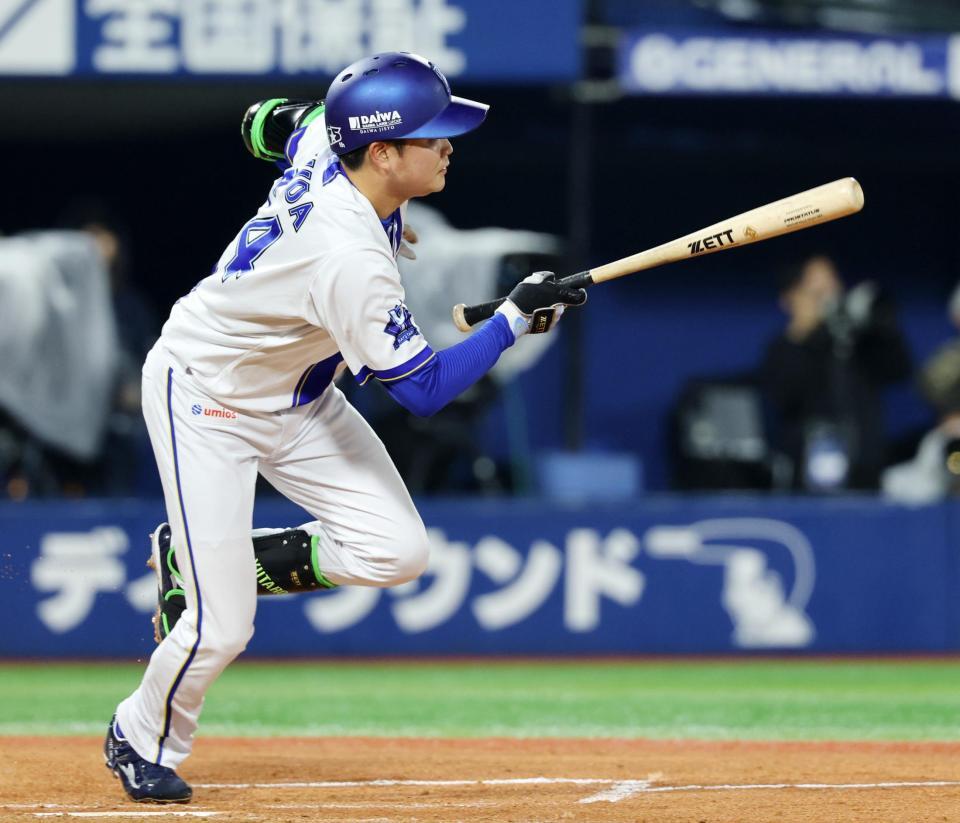 ３回、石田裕が中前打を放つ