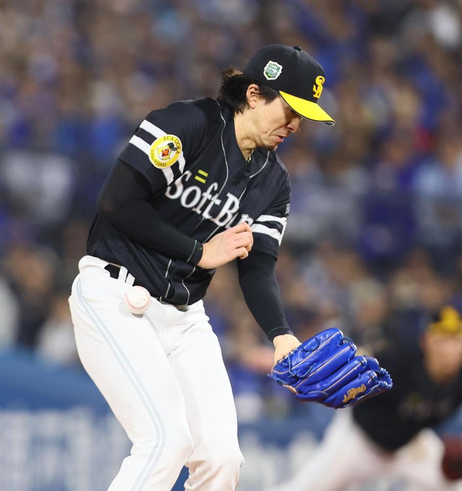 ７回、梶原の打球が直撃する上沢（撮影・中島達哉）