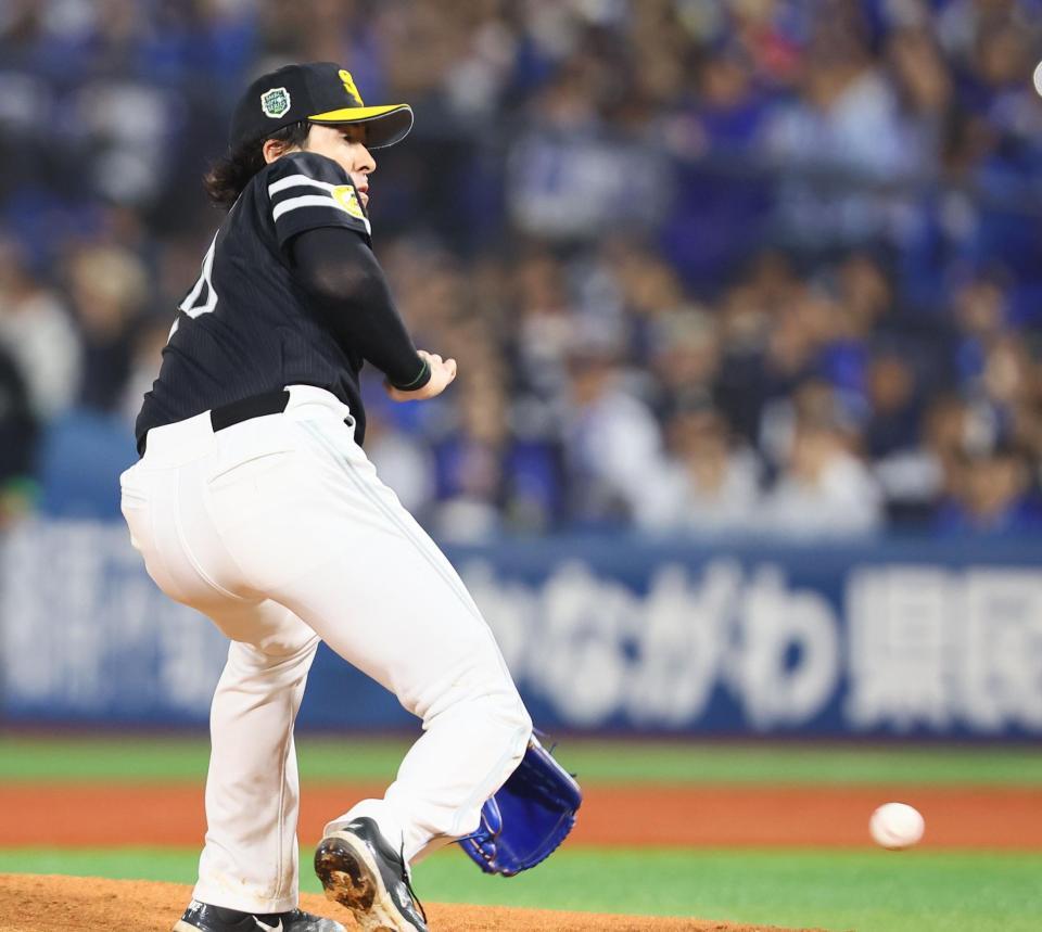 ７回、三森の打球に反応する上沢（撮影・中島達哉）