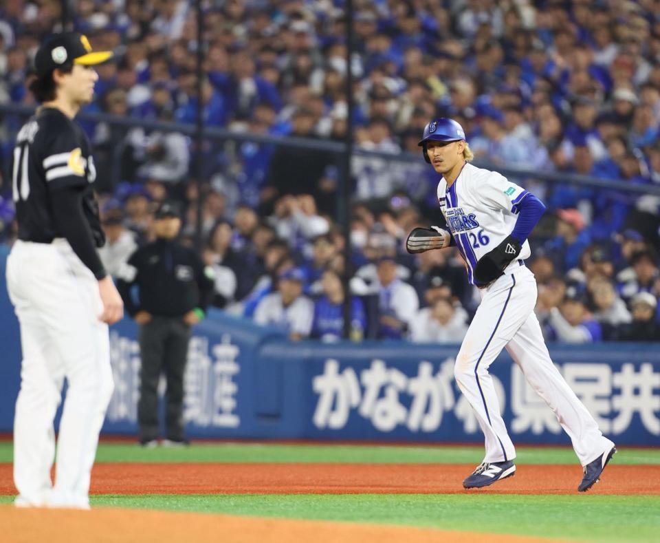 ７回、上沢（左）がけん制の際にボークを宣告され、二塁へ向かう三森（撮影・中島達哉）