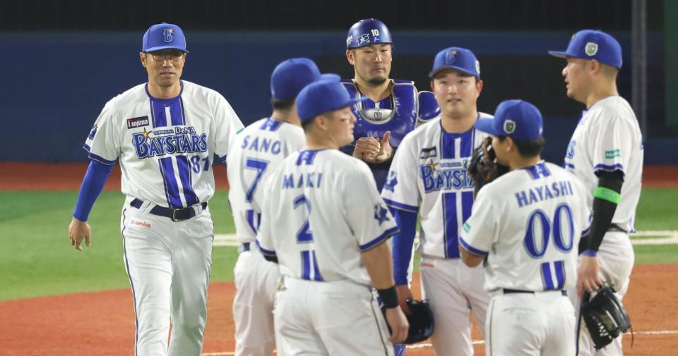 ７回、石田裕の降板を告げに向かう相川監督（撮影・金田祐二）