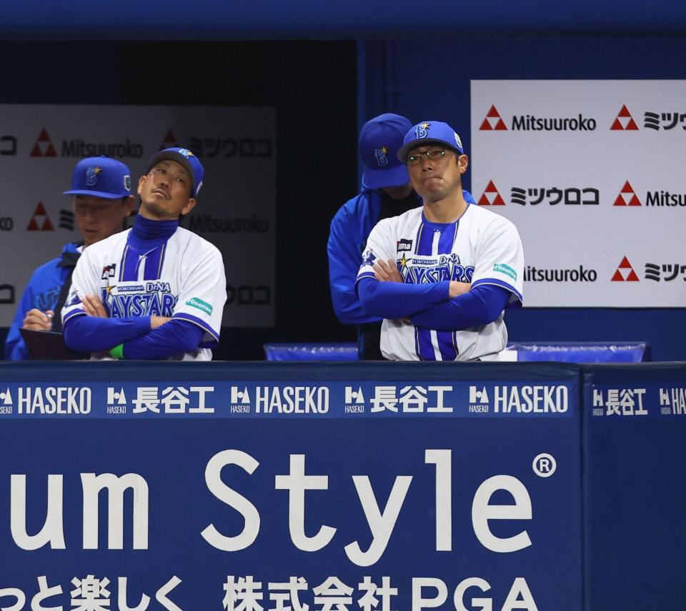 ８回、戦況を見つめる相川監督（右）＝撮影・中島達哉