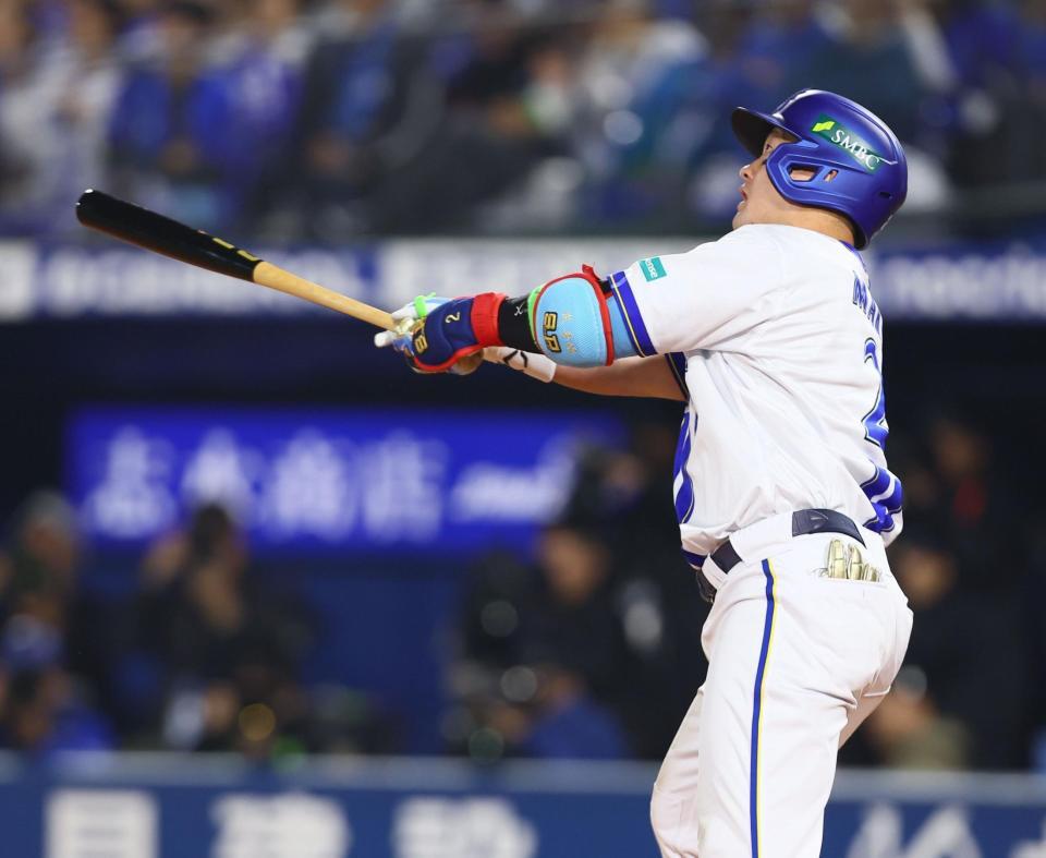 ８回、同点ソロを放つ牧（撮影・中島達哉）