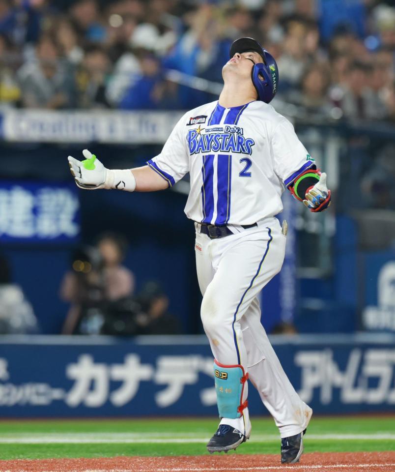 ８回、中越えソロを放ち、天を見上げる牧（撮影・伊藤笙子）