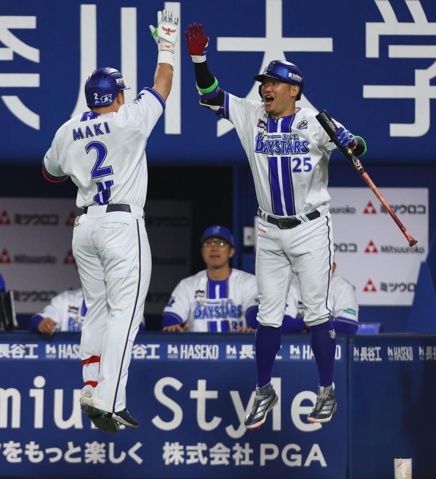 ８回、同点ソロを放った牧（２）を迎える筒香（撮影・中島達哉）