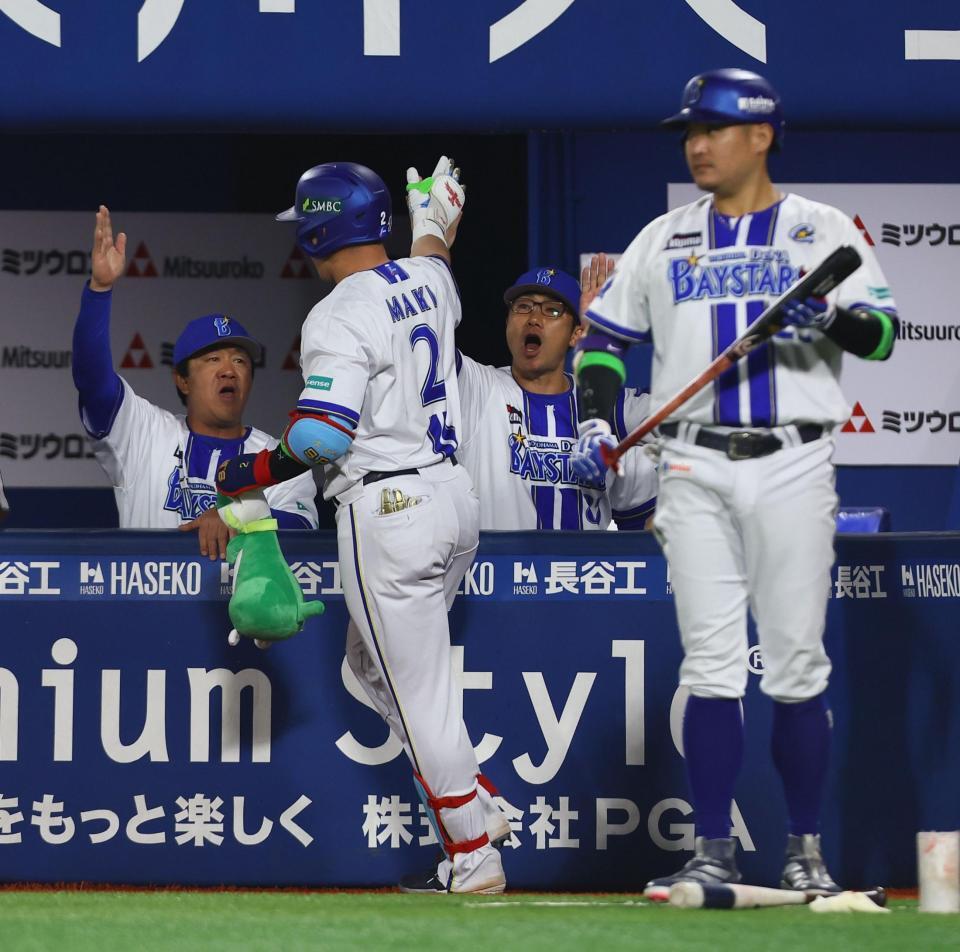 ８回、同点ソロを放った牧（２）を迎える相川監督（中央）ら（撮影・中島達哉）