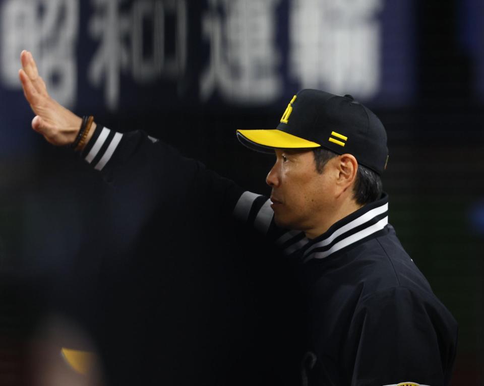 １０回、牧を申告敬遠する小久保監督（撮影・中島達哉）