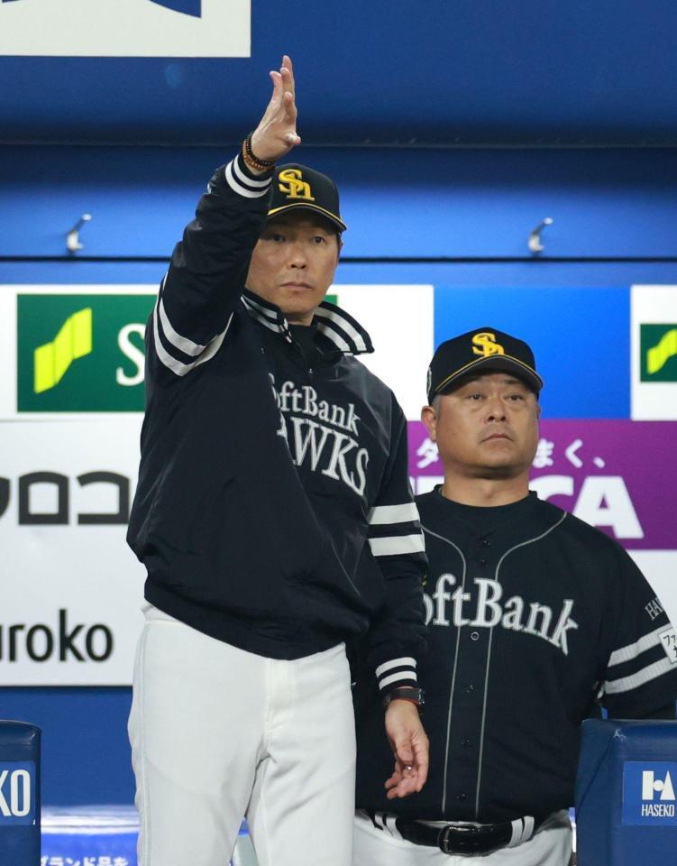 １０回、牧を申告敬遠にする小久保監督（左）＝撮影・伊藤笙子
